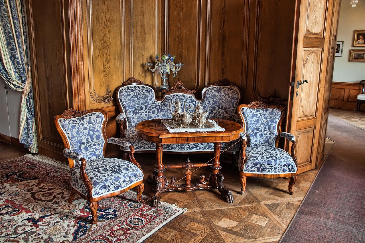 Mobili usurati restaurati, mostrando il confronto tra il prima e il dopo il recupero.